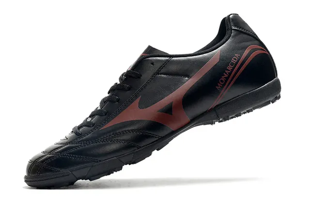 Mizuno Zapatos de fútbol indoor de cuero sintético negro y rojo, low-cut, con cordones y parte superior de cuero sintético 3