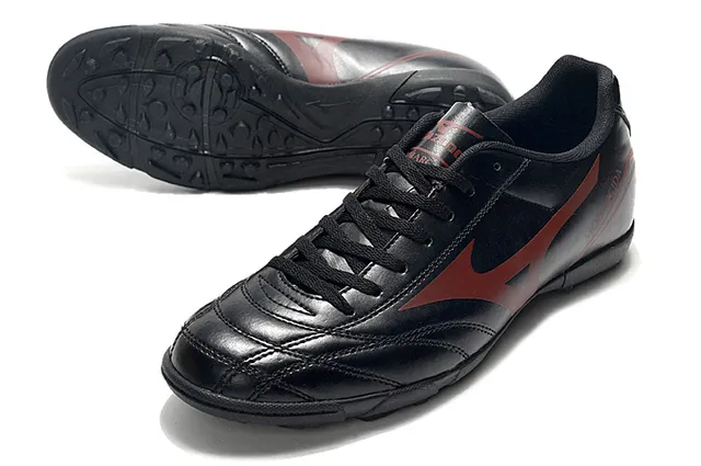 Mizuno Zapatos de fútbol indoor de cuero sintético negro y rojo, low-cut, con cordones y parte superior de cuero sintético 4