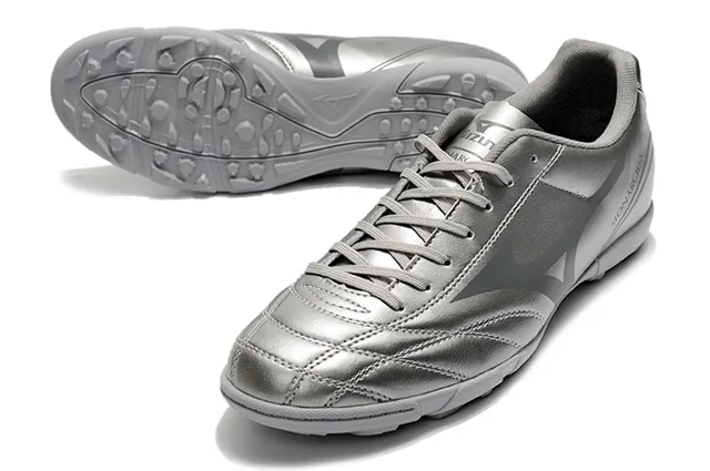 Mizuno Zapatos de fútbol indoor de cuero sintético negro y rojo, low-cut, con cordones y parte superior de cuero sintético 10