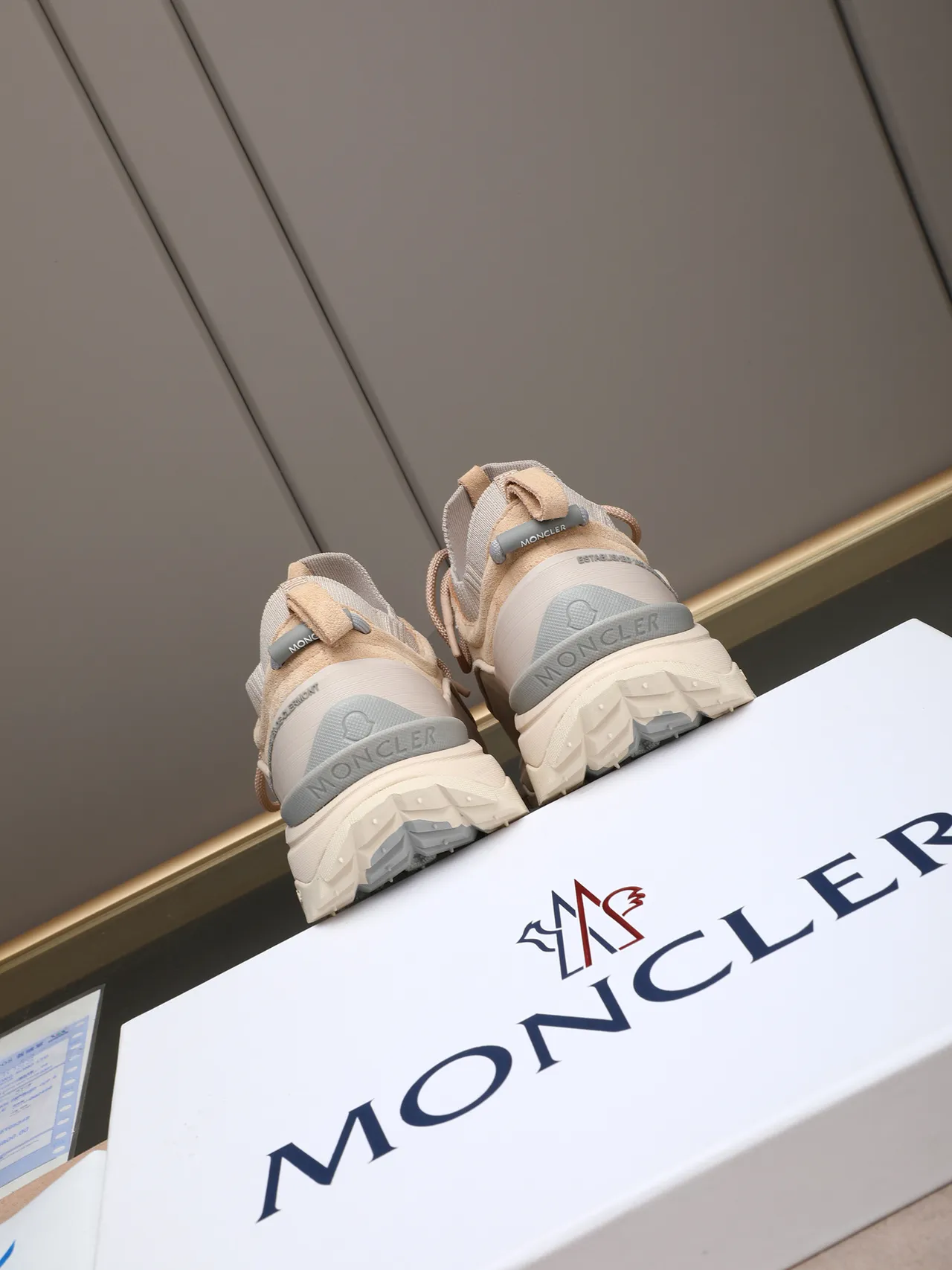 Moncler Grenoble Beige Gray حذاء رياضي مع كعب سميك مستوحى من المشي للنزهة 3