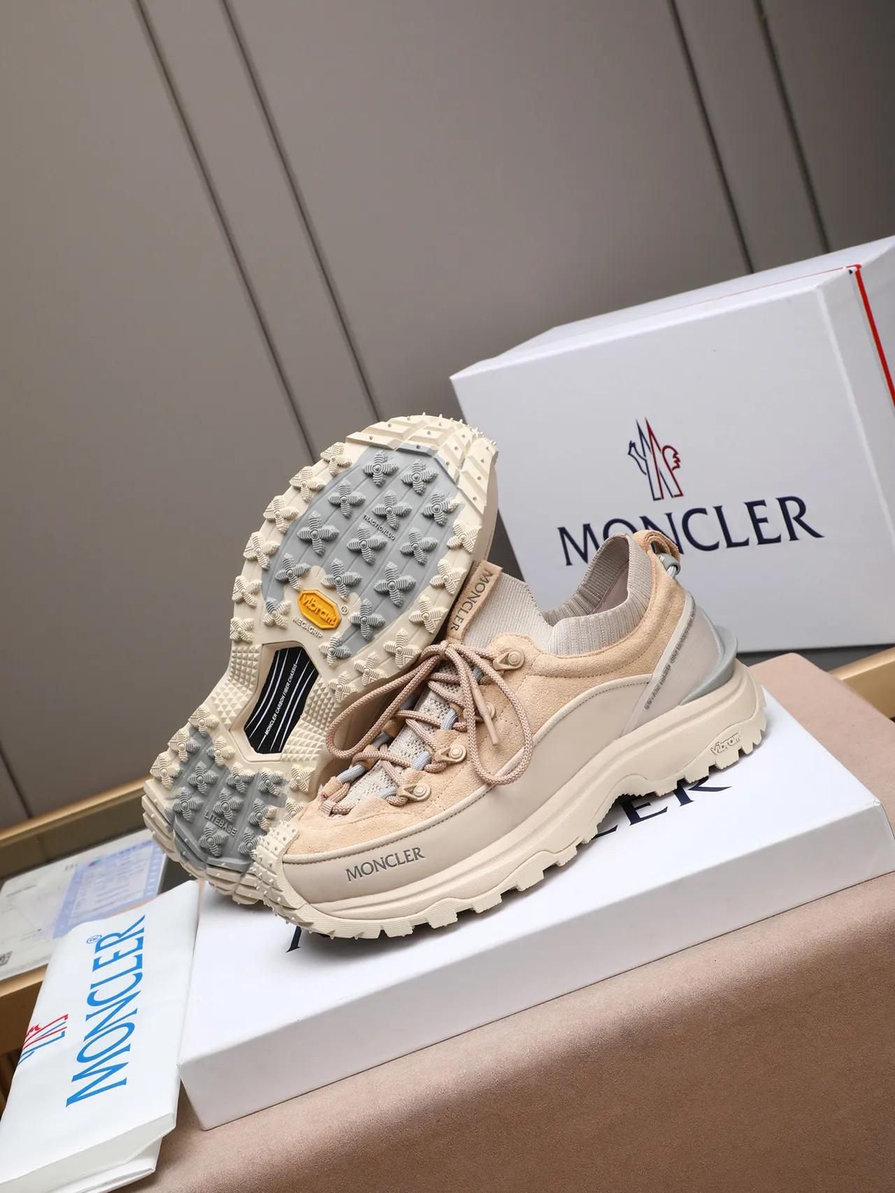 Moncler Grenoble Beige Gray حذاء رياضي مع كعب سميك مستوحى من المشي للنزهة 4