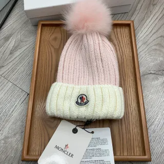 Moncler গোলাপি বেইজ রিবড নিট কনট্রাস্টিং কাফ বিনি