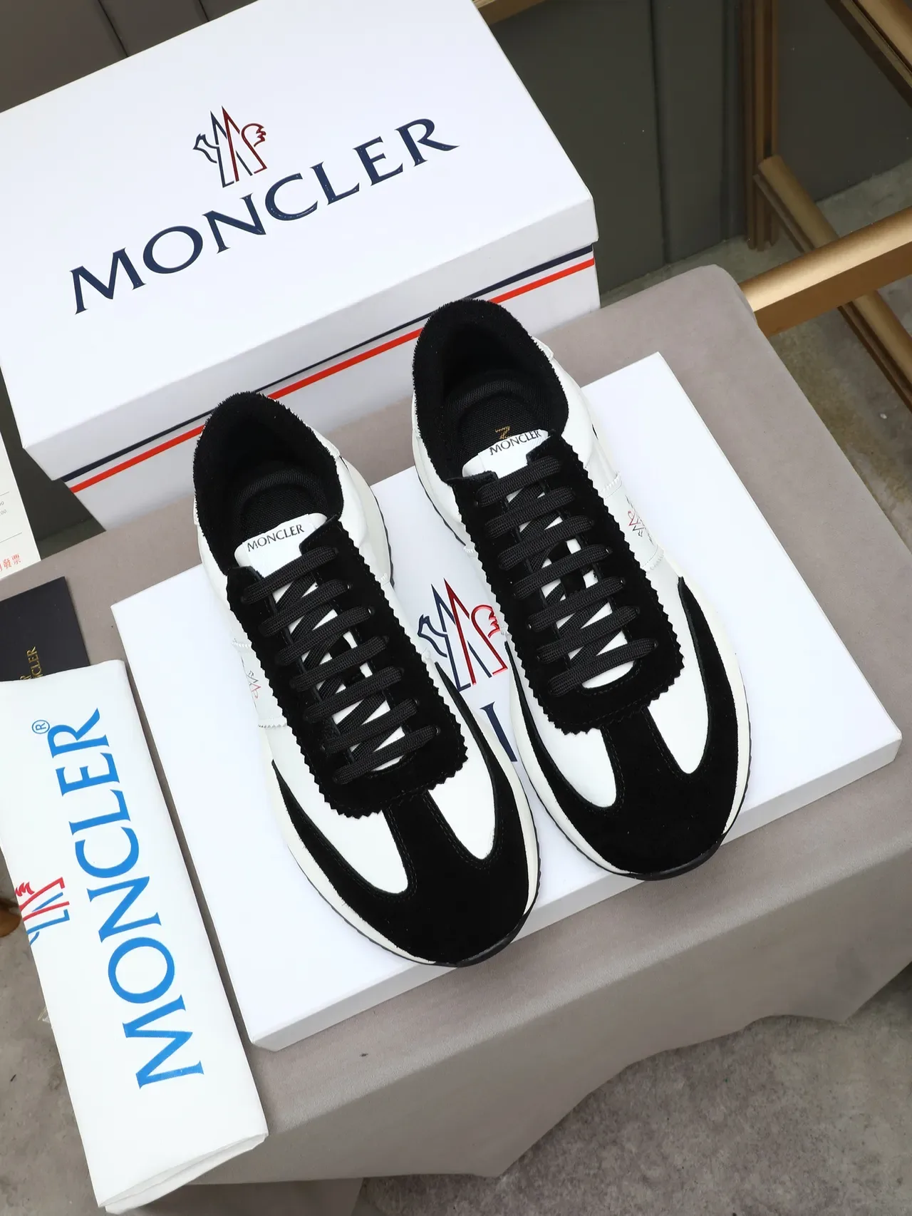 Moncler Tênis de suede e couro two-tone 2