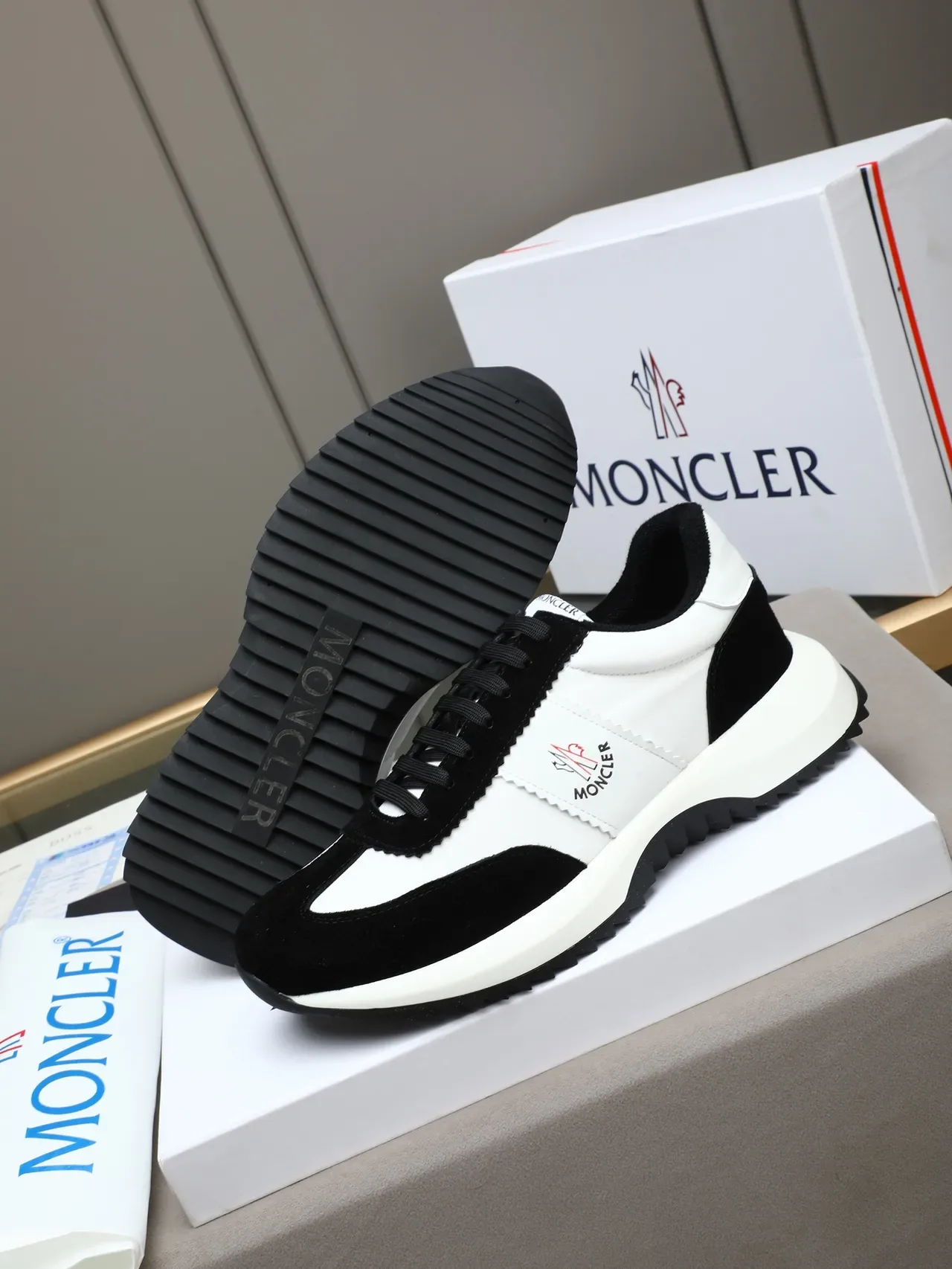 Moncler Tênis de suede e couro two-tone 4