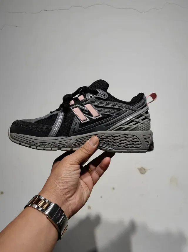 New Balance 1906R 黑色银色粉色跑鞋 5