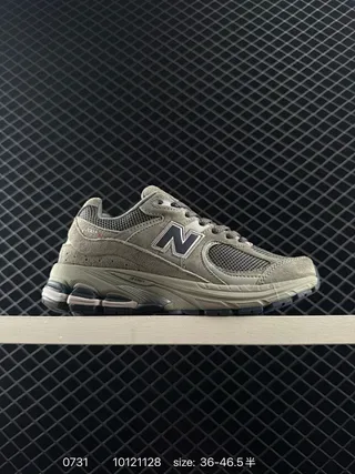 New Balance 2002R 橄榄灰网布和麂皮生活方式运动鞋 2
