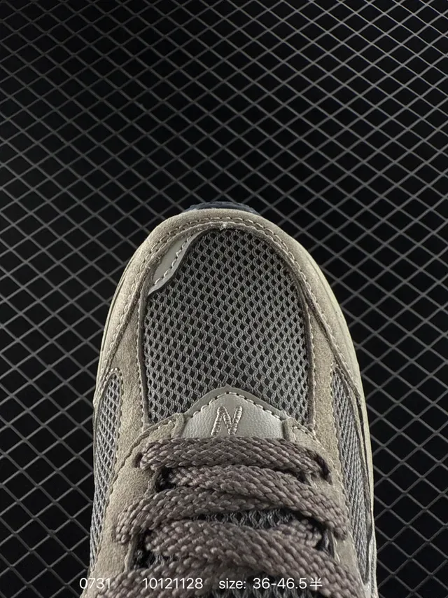 New Balance 2002R 橄榄灰网布和麂皮生活方式运动鞋 3