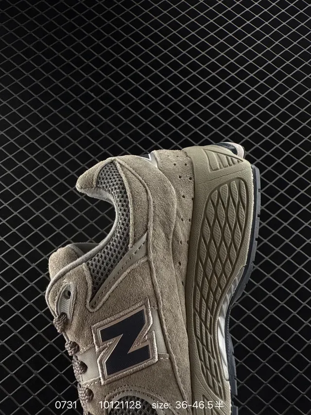 New Balance 2002R 橄榄灰网布和麂皮生活方式运动鞋 4