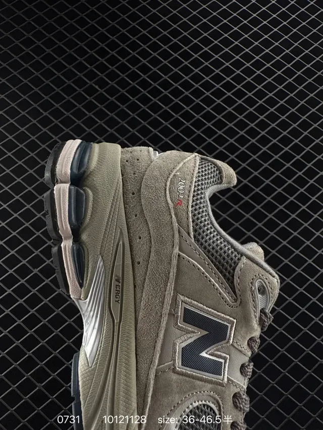 New Balance 2002R 橄榄灰网布和麂皮生活方式运动鞋 5