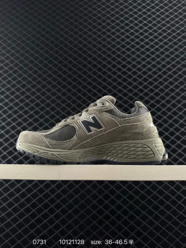New Balance 2002R 橄榄灰网布和麂皮生活方式运动鞋 6