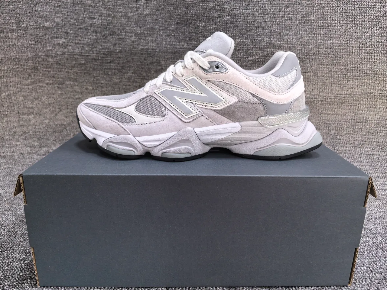New Balance 9060 浅灰色厚底运动鞋 2