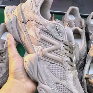 New Balance 9060 Taupe चंकी स्नीकर