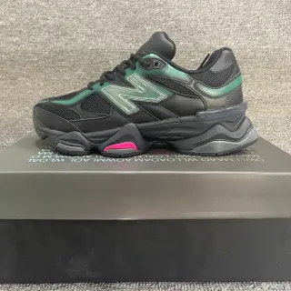New Balance Chaussures noires et vertes à semelle multicouche, logo N iridiscent y sneakers épaisses