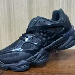 New Balance কালো মূর্তিকৃত তল চকচকে সিন্থেটিক ওভারলে চাঙ্কি স্নিকার