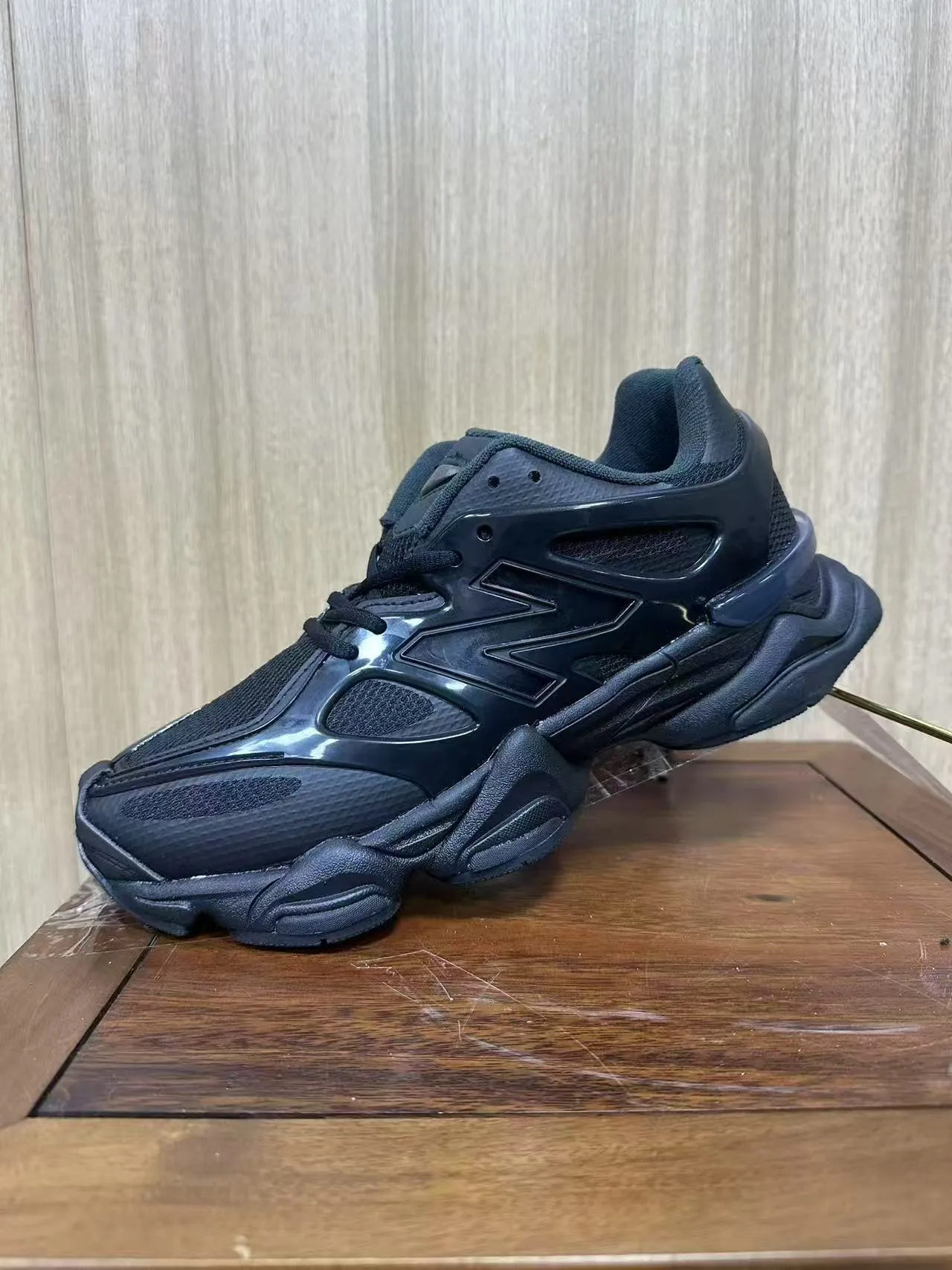 New Balance أحذية رياضية سميكة سوداء قاعدة منحوتة طبقات اصطناعية لامعة 2