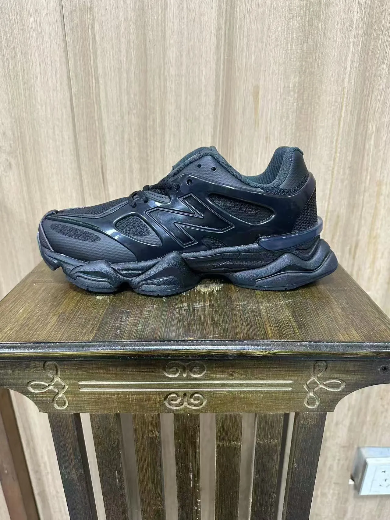 New Balance أحذية رياضية سميكة سوداء قاعدة منحوتة طبقات اصطناعية لامعة 3