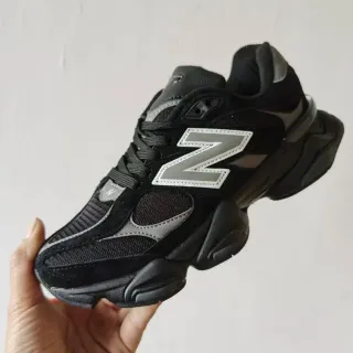 New Balance কালো রূপালী সোল মেশ এবং স্যুড উপরের চাঙ্কি স্নিকার্স