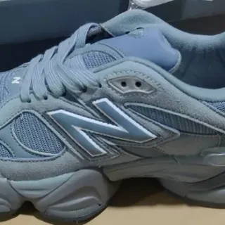 New Balance নীল ধূসর খোদাই করা মিডসোল জালি ও সুয়েড উপর চংকি স্নিকার