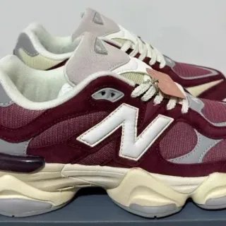 New Balance बर्गंडी ग्रे सोल मिश्रित स्यूड एंड मेश अपर चंकी स्नीकर्स
