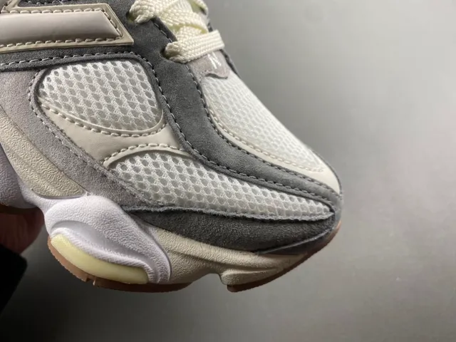 New Balance গ্রে বিজ লেয়ার্ড স্কাল্প্টেড মিডসোল মেশ এবং সুয়েড আপার চাঙ্কি স্নিকার্স 2