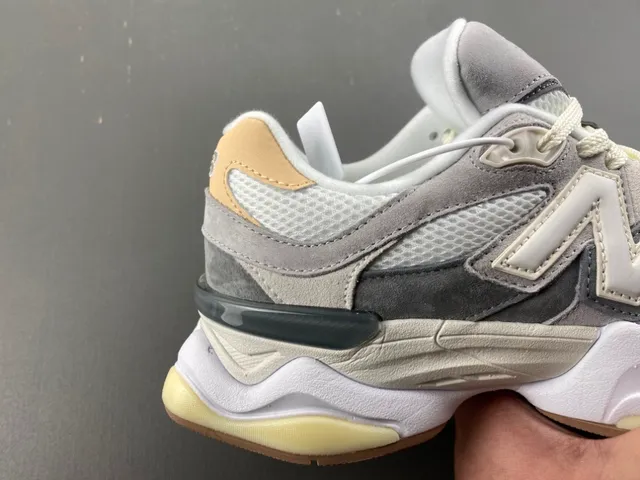 New Balance গ্রে বিজ লেয়ার্ড স্কাল্প্টেড মিডসোল মেশ এবং সুয়েড আপার চাঙ্কি স্নিকার্স 3