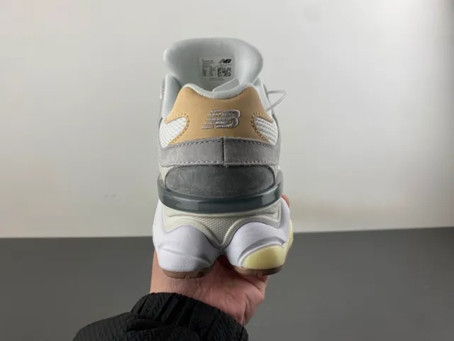 New Balance গ্রে বিজ লেয়ার্ড স্কাল্প্টেড মিডসোল মেশ এবং সুয়েড আপার চাঙ্কি স্নিকার্স 4