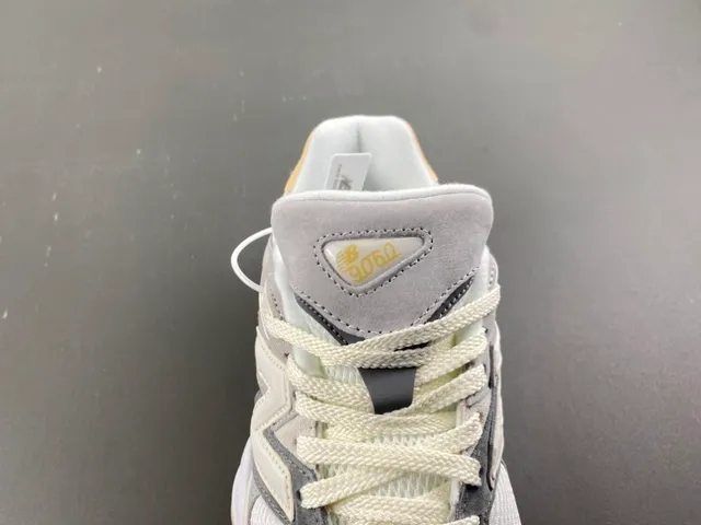 New Balance গ্রে বিজ লেয়ার্ড স্কাল্প্টেড মিডসোল মেশ এবং সুয়েড আপার চাঙ্কি স্নিকার্স 5