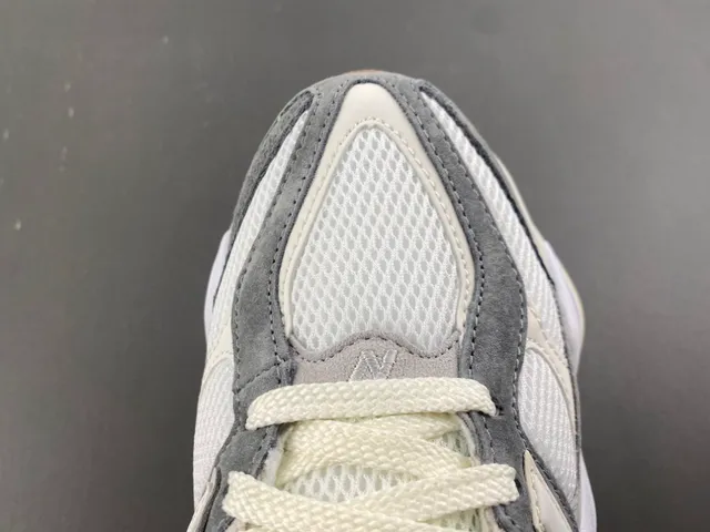 New Balance গ্রে বিজ লেয়ার্ড স্কাল্প্টেড মিডসোল মেশ এবং সুয়েড আপার চাঙ্কি স্নিকার্স 6