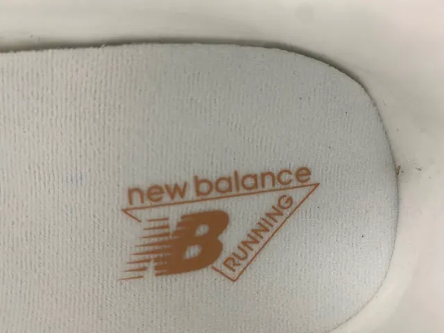 New Balance গ্রে বিজ লেয়ার্ড স্কাল্প্টেড মিডসোল মেশ এবং সুয়েড আপার চাঙ্কি স্নিকার্স 8