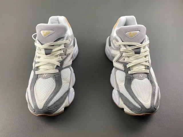 New Balance গ্রে বিজ লেয়ার্ড স্কাল্প্টেড মিডসোল মেশ এবং সুয়েড আপার চাঙ্কি স্নিকার্স 11