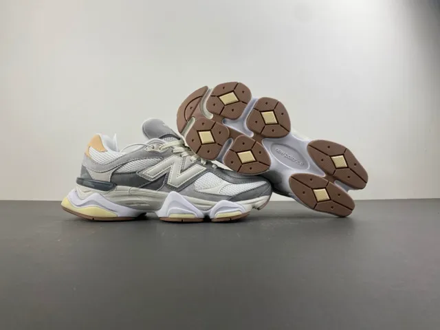 New Balance গ্রে বিজ লেয়ার্ড স্কাল্প্টেড মিডসোল মেশ এবং সুয়েড আপার চাঙ্কি স্নিকার্স 12