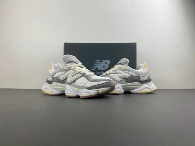 New Balance গ্রে বিজ লেয়ার্ড স্কাল্প্টেড মিডসোল মেশ এবং সুয়েড আপার চাঙ্কি স্নিকার্স 13