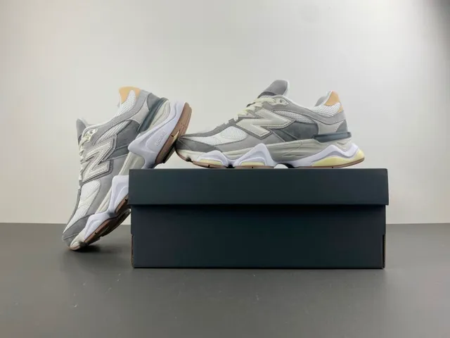 New Balance গ্রে বিজ লেয়ার্ড স্কাল্প্টেড মিডসোল মেশ এবং সুয়েড আপার চাঙ্কি স্নিকার্স 14