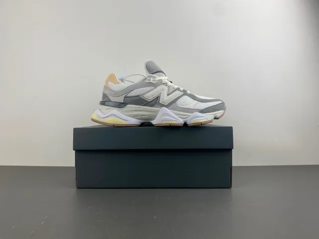 New Balance গ্রে বিজ লেয়ার্ড স্কাল্প্টেড মিডসোল মেশ এবং সুয়েড আপার চাঙ্কি স্নিকার্স 15