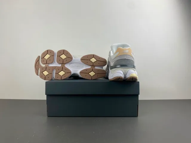 New Balance গ্রে বিজ লেয়ার্ড স্কাল্প্টেড মিডসোল মেশ এবং সুয়েড আপার চাঙ্কি স্নিকার্স 16
