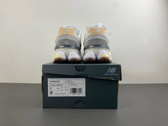New Balance গ্রে বিজ লেয়ার্ড স্কাল্প্টেড মিডসোল মেশ এবং সুয়েড আপার চাঙ্কি স্নিকার্স 17