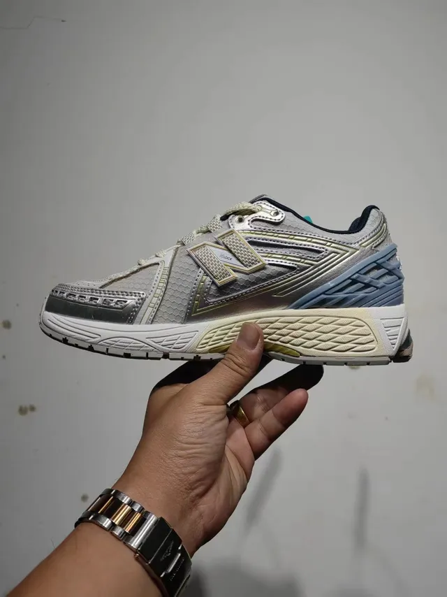 New Balance Chaussures de course gris bleu avec upper mesh-synthétique structuré avec cage de talon accentuée en or 5