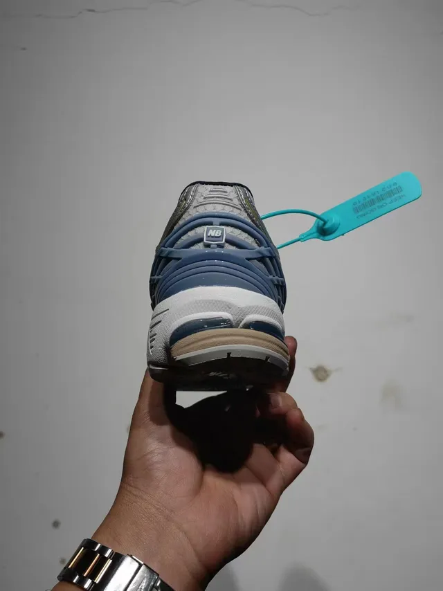 New Balance Chaussures de course gris bleu avec upper mesh-synthétique structuré avec cage de talon accentuée en or 6