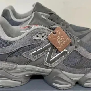 New Balance ग्रे सोल मिक्स्ड मटेरियल अपर चंकी स्नीकर