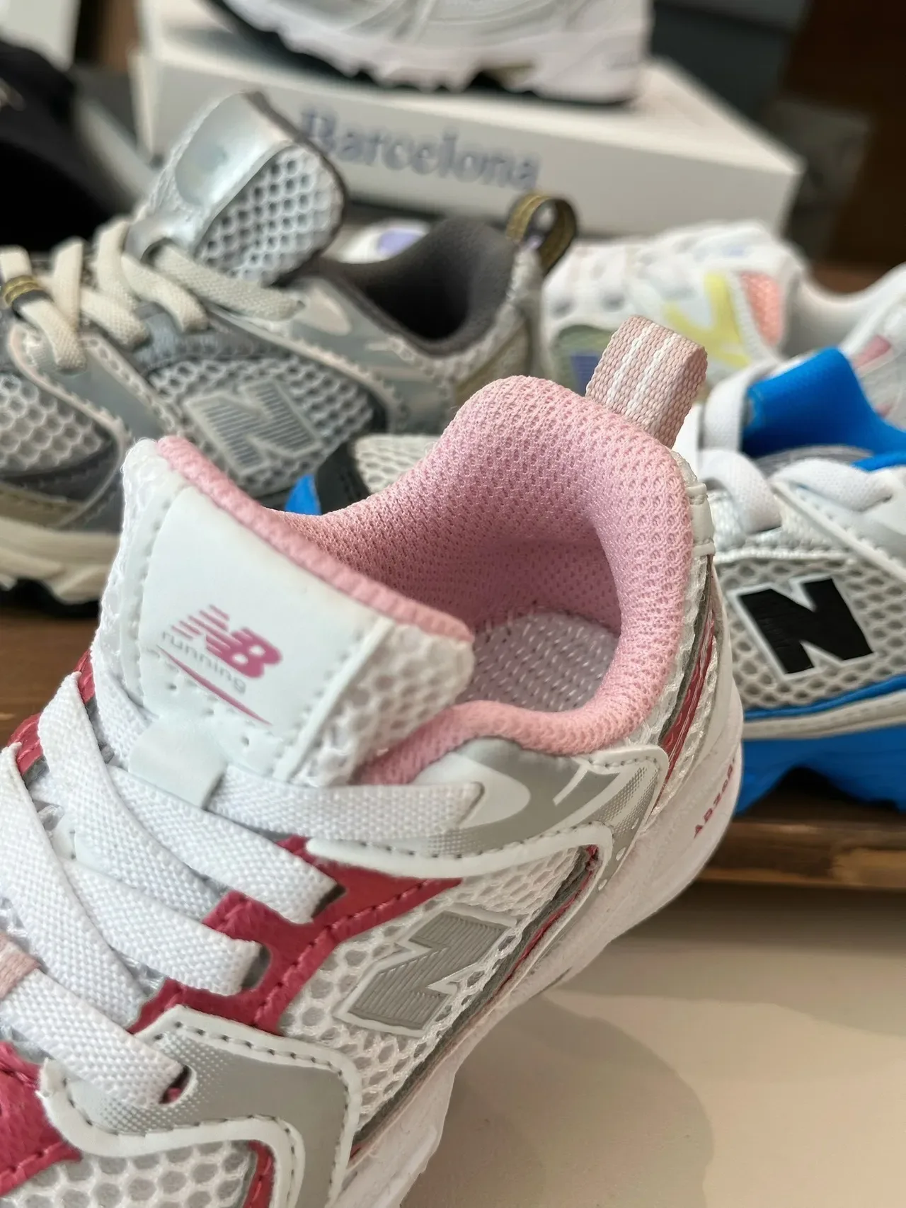 New Balance 粉白厚底中底 网面-合成混合鞋面 生活方式运动鞋 20