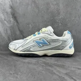 New Balance 白色蓝色网布和合成材料叠加构造波浪图案中底生活方式运动鞋