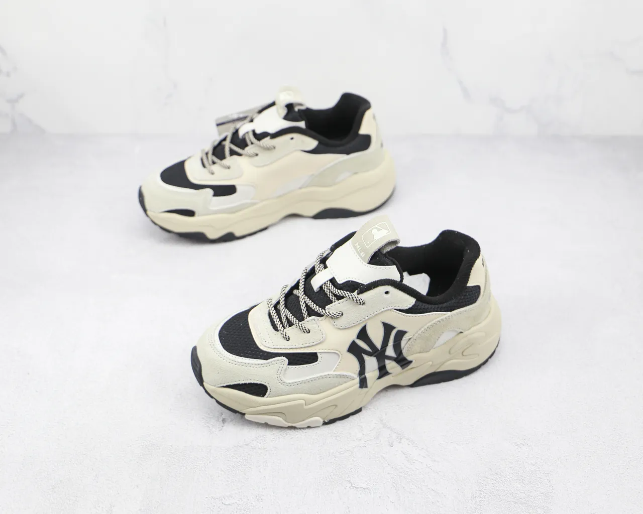 New Era Chunky Runner Bege Preto Silhueta Oversized NY Logo Chunky Sneakers 4