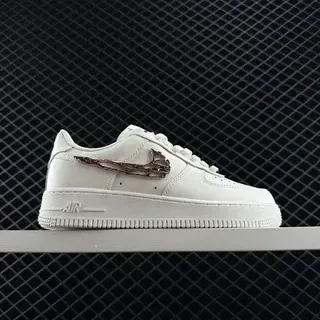 Nike Air Force 1 أحذية رياضية بيضاء فضية سووش دي كونستروكتد لايف ستايل