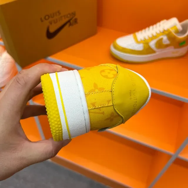 Nike Air Force 1 Jaune et Blanc Monogram Chaussures Lifestyle 2