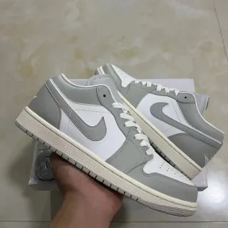 Nike Air Jordan 1 Low Gris y Blanco Lifestyle Sneakers