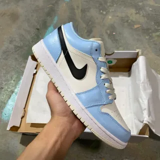 耐克 Air Jordan 1 Low 浅蓝和米色生活方式运动鞋