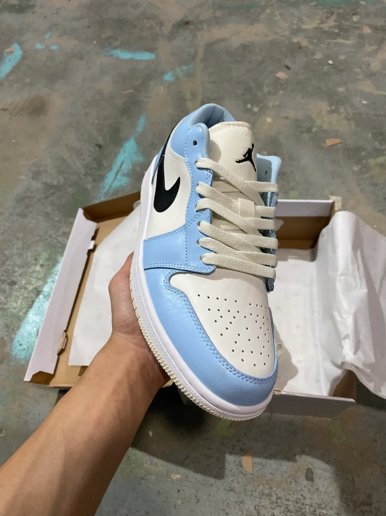 Nike Air Jordan 1 Low Tênis Lifestyle Azul Claro e Creme 2