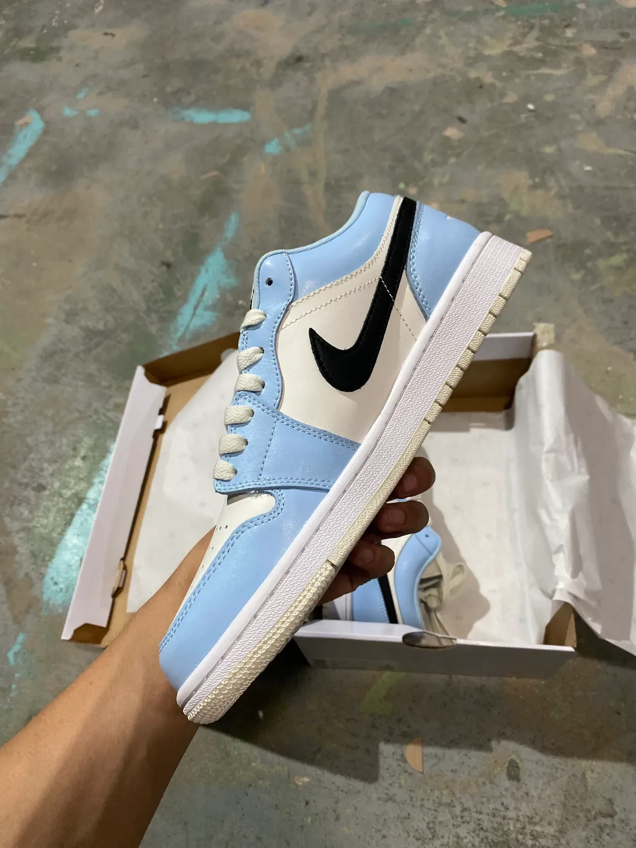 Nike Air Jordan 1 Low Tênis Lifestyle Azul Claro e Creme 4