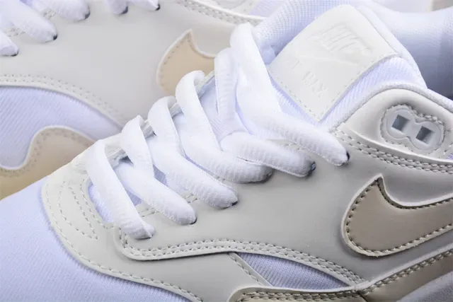 Nike Air Max 1 Bege e Branco Tênis Lifestyle 7