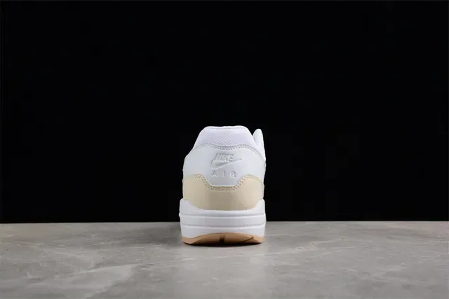 Nike Air Max 1 Bege e Branco Tênis Lifestyle 10